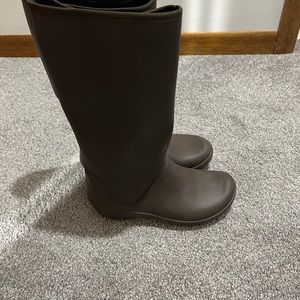 Croc’s brown for girls